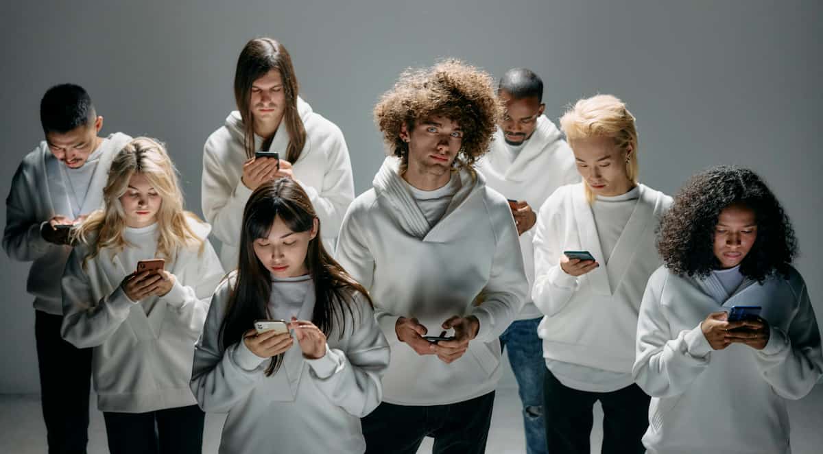 10 Studies Reveal What Phones Are Doing To Our Minds (P) - PsyBlog